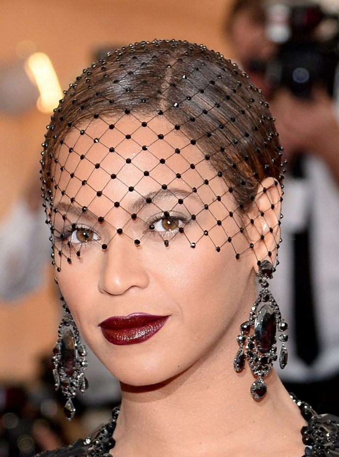 Beyonce-The-Met-Gala-2014-Top-Celebrities-Accessories