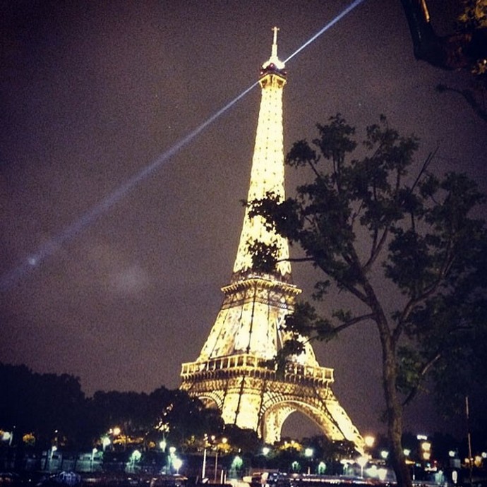 Kardashian-Instagram-from-Paris-Eiffel-Tower-Fashion-Design-Weeks