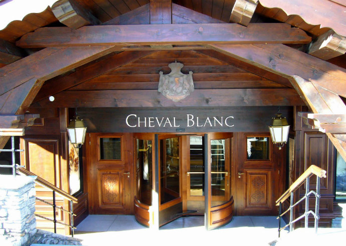Haute-Couture-Hotels-Fashion-Design-Weeks-Cheval-Blanc-in-Courchevel