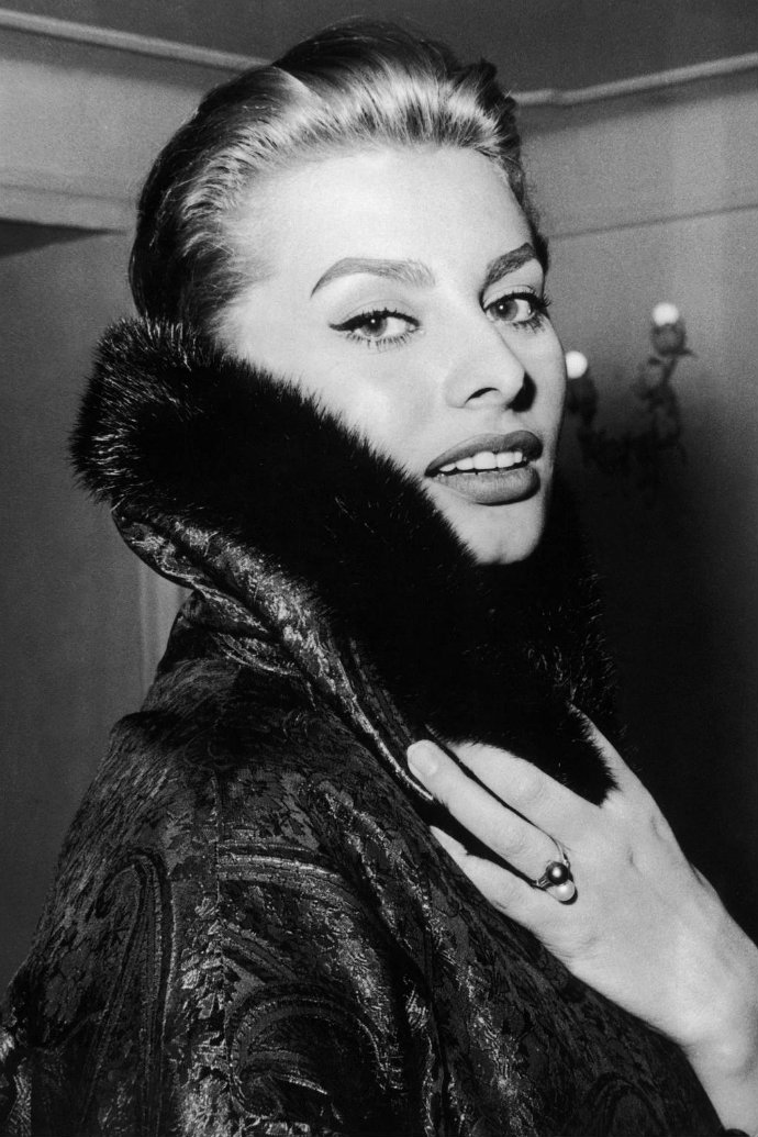 The-most-10-Iconic-Celebrity-Eyebrows-Sophia-Loren-Fashion-Design-Weeks