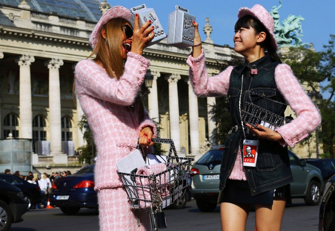 The-Best-Street-Style-of-Paris-Fashion-Week-Anna-Dello-Russo-and-Leaf-Greener-in-Chanel