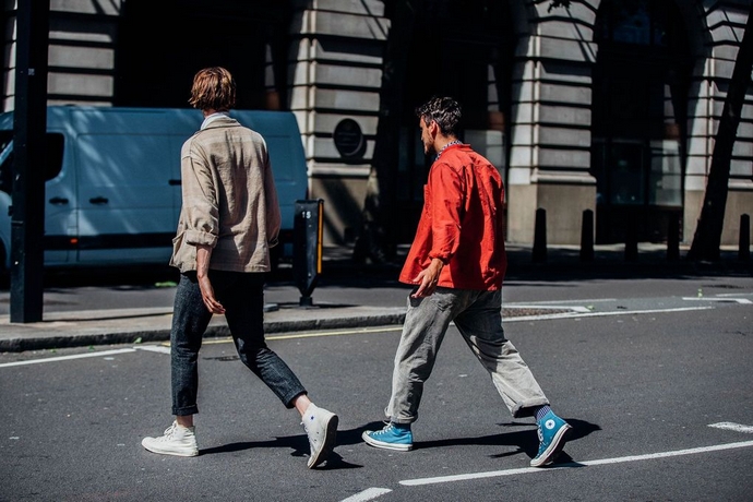London Fashion Week Men's: Street Style ➤ To see more news about the Best Design Projects in the world visit us at http://www.bestdesignprojects.com #homedecor #interiordesign #bestdesignprojects @bocadolobo @delightfulll @brabbu @essentialhomeeu @circudesign @mvalentinabath @luxxu @covethouse_
