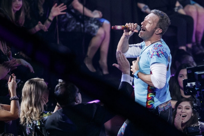 The History Behind Chris Martin Favourite Tie-Dye T-Shirt ➤ To see more news about fashion visit us at www.fashiondesignweeks.com #fashiontrends #fashiontips #celebritystyle #elisabethmoments #fashiondesigners @fashiondesignweeks @elisabethmoments