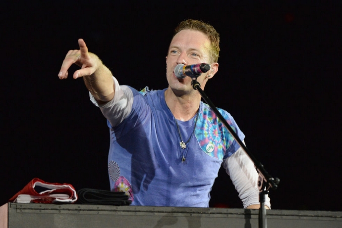 The History Behind Chris Martin's Favourite Tie-Dye T-Shirt ➤ To see more news about fashion visit us at www.fashiondesignweeks.com #fashiontrends #fashiontips #celebritystyle #elisabethmoments #fashiondesigners @fashiondesignweeks @elisabethmoments