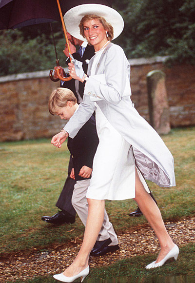 Celebrity Style - Most Iconic Dresses From Princess Diana ➤ To see more news about fashion visit us at www.fashiondesignweeks.com #fashiontrends #fashiontips #celebritystyle #elisabethmoments #fashiondesigners @fashiondesignweeks @elisabethmoments