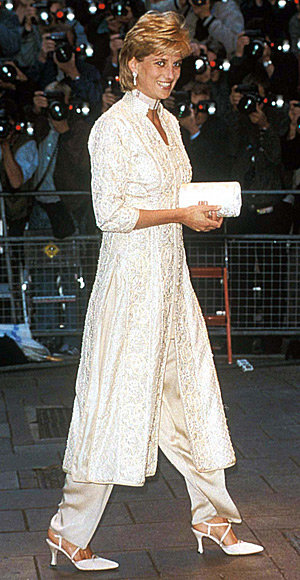 Celebrity Style - Most Iconic Dresses From Princess Diana ➤ To see more news about fashion visit us at www.fashiondesignweeks.com #fashiontrends #fashiontips #celebritystyle #elisabethmoments #fashiondesigners @fashiondesignweeks @elisabethmoments