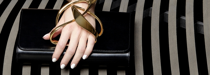 Discover A Unique Glove Clutch Designed By Perrin Paris & Zaha Hadid ➤ To see more news about fashion visit us at www.fashiondesignweeks.com #fashiontrends #fashiontips #celebritystyle #elisabethmoments #fashiondesigners @fashiondesignweeks @elisabethmoments