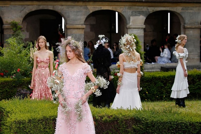 Highlights From Paris Haute Couture Fashion Week ➤ To see more news about fashion visit us at www.fashiondesignweeks.com #fashiontrends #fashiontips #celebritystyle #elisabethmoments #fashiondesigners @fashiondesignweeks @elisabethmoments