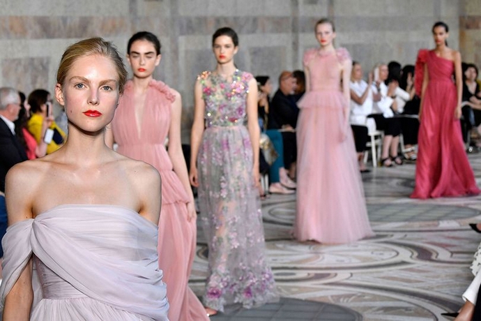Highlights From Paris Haute Couture Fashion Week 2017 ➤ To see more news about fashion visit us at www.fashiondesignweeks.com #fashiontrends #fashiontips #celebritystyle #elisabethmoments #fashiondesigners @fashiondesignweeks @elisabethmoments