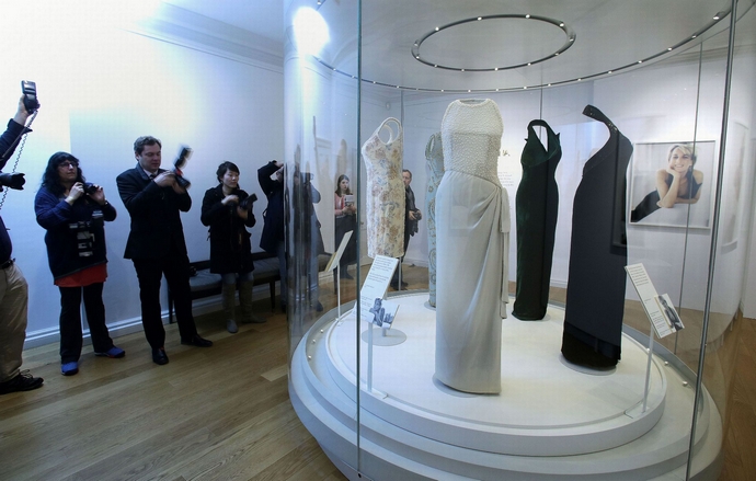 12 Amazing Fashion Exhibits That You Must Visit This Summer ➤ To see more news about fashion visit us at www.fashiondesignweeks.com #fashiontrends #fashiontips #celebritystyle #elisabethmoments #fashiondesigners @fashiondesignweeks @elisabethmoments