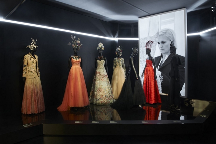 12 Amazing Fashion Exhibitions That You Must Visit This Summer ➤ To see more news about fashion visit us at www.fashiondesignweeks.com #fashiontrends #fashiontips #celebritystyle #elisabethmoments #fashiondesigners @fashiondesignweeks @elisabethmoments