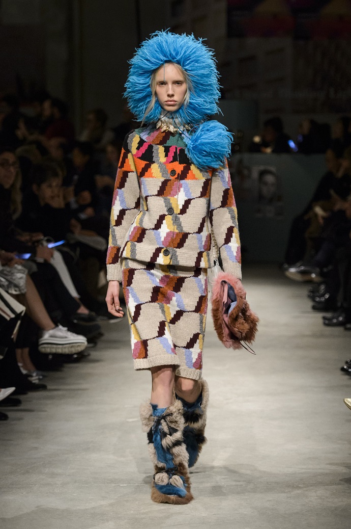 Fashion Design Weeks Presents Prada And Miu Miu's Fuzzy Hats For Fall ➤ To see more news about fashion visit us at www.fashiondesignweeks.com #fashiontrends #fashiontips #celebritystyle #elisabethmoments #fashiondesigners @fashiondesignweeks @elisabethmoments