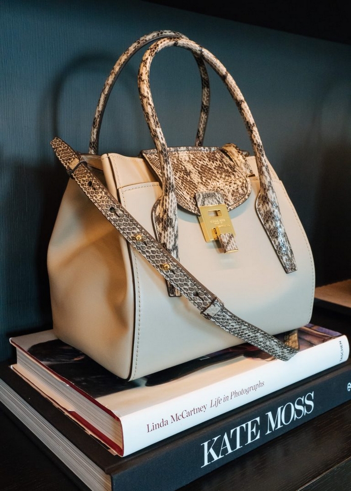 Meet The Must Have Luxury Michael Kors Bancroft Bag ➤ To see more news about fashion visit us at www.fashiondesignweeks.com #fashiontrends #fashiontips #celebritystyle #elisabethmoments #fashiondesigners @fashiondesignweeks @elisabethmoments